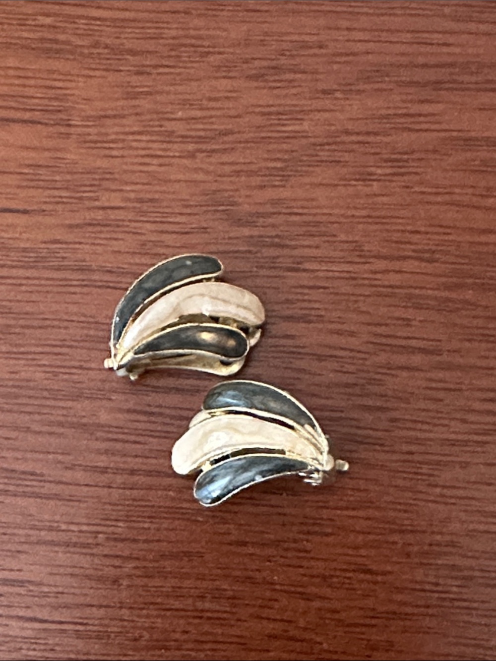Fashion Jewelry Gold and Black Leaf Clip-On Earrings